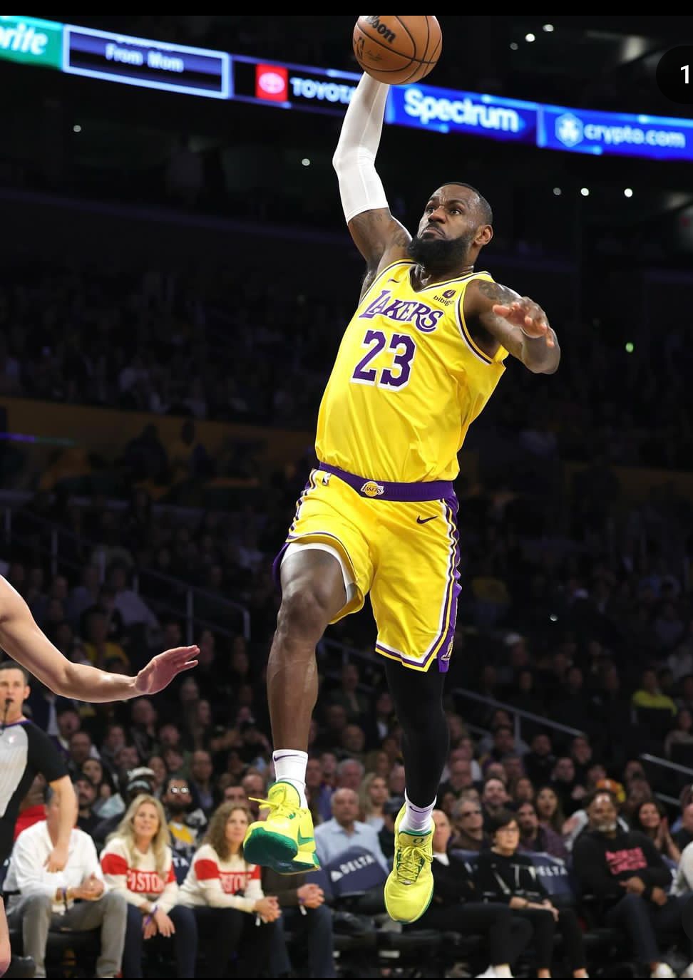 NBA: LeBron James becomes first player to reach 40,000 points
